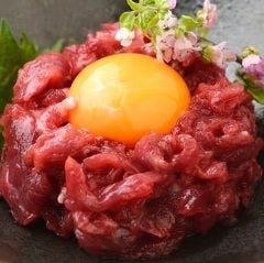 完全個室 地鶏焼き鳥と築地海鮮 創作居酒屋 よりみち 新橋店_桜ユッケ