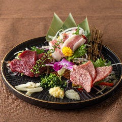 完全個室 地鶏焼き鳥と築地海鮮 創作居酒屋 よりみち 新橋店_熊本県産の極上馬刺し三点盛り