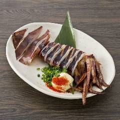 完全個室 地鶏焼き鳥と築地海鮮 創作居酒屋 よりみち 新橋店_イカの丸焼き