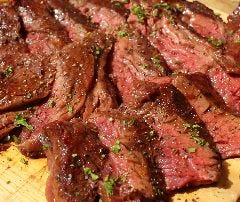 当店の代表的なグリル肉は炭火で焼きあげてます。
