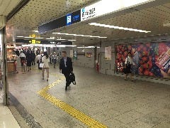 地下鉄四つ橋線ー西梅田駅改札と、ＪＲ東西線ー北新地駅改札からの合流地点から、南方向、「ドーチカ」方面へ