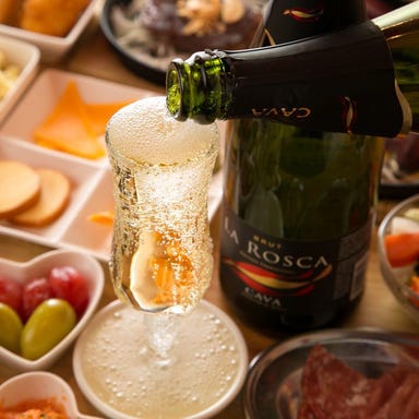 ビーフキッチンスタンド アパホテル上野店_こぼれスパークリングワインで乾杯!