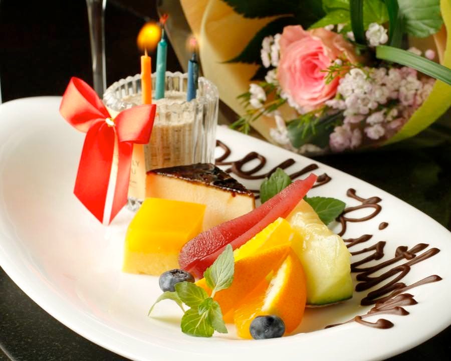 誕生日のお祝いに。特製デザート・ミニ花束・シャンパンサービス