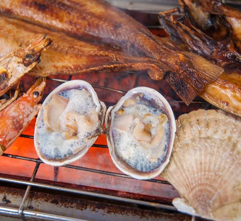 産地直送の魚貝類をじっくりと焼く。
素材の味をご堪能あれ♪