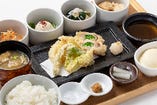 【 一汁六菜 】薩摩豚の菜の花巻きと春野菜の天ぷら盛り合わせ