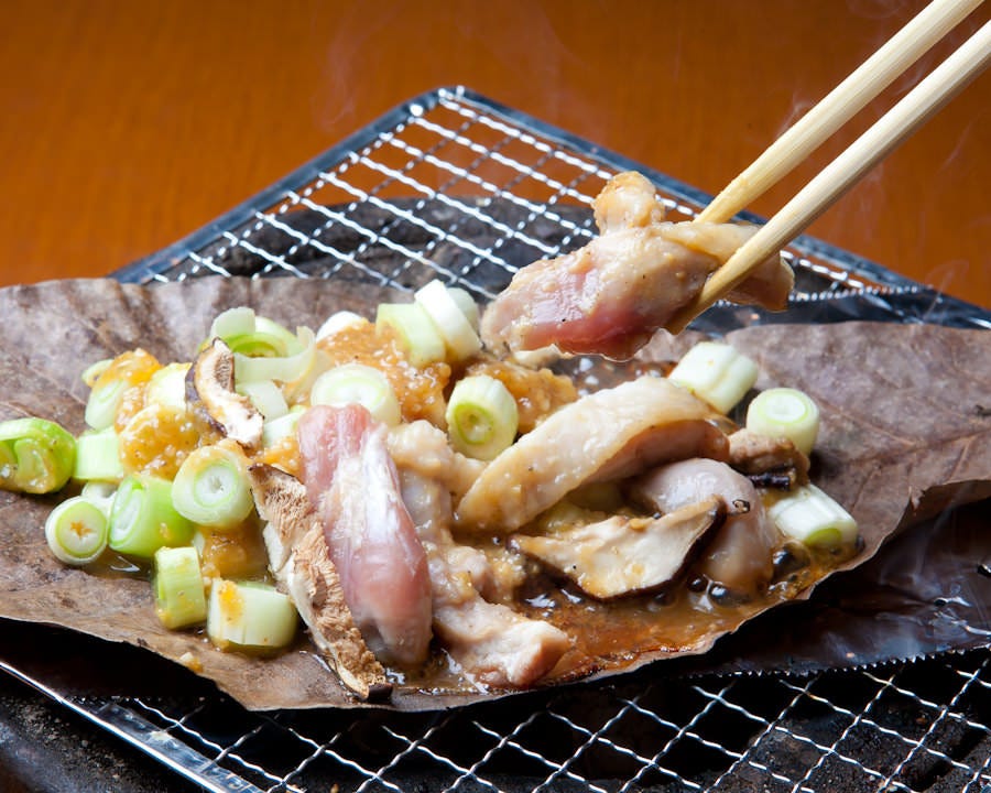名古屋コーチン朴葉味噌焼を七輪で焼く味噌の香ばしさが美味しい