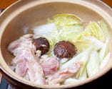 5種の鶏肉(三河鶏･つみれ･美濃古地鶏･赤どり･名古屋コーチン)と3種のスープベース(鶏がらスープ･キムチ《味噌》･チゲ《コチュジャン》)からお好みのお鍋が作れます