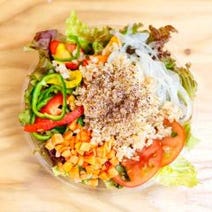 ［ヴィーガンサラダ専門店］．RAW（ドットロー）の画像