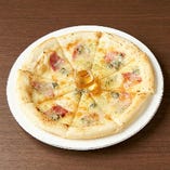 サラミとゴルゴンゾーラのピザ