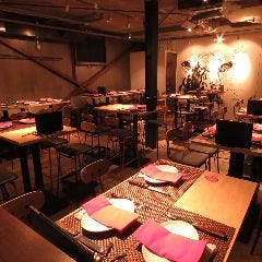 落ち着いた雰囲気の店内。着席は60名様、立食は80名様まで対応可