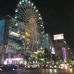 サンシャインの観覧車の、道路挟んで真向かいにございます。