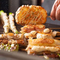 鉄板でじっくり焼き上げます。
