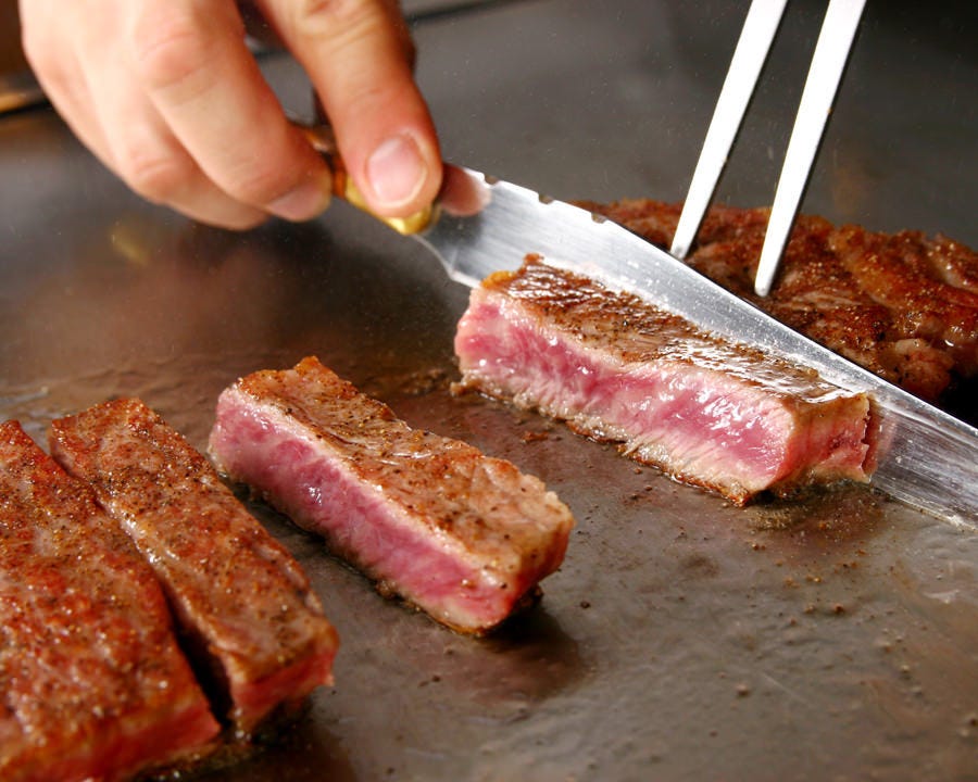 目の前で焼かれるお肉は五感を刺激します。