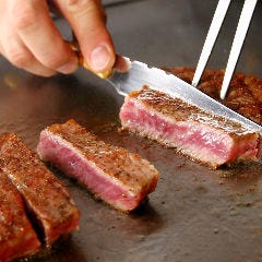 目の前で焼かれるお肉は五感を刺激します。