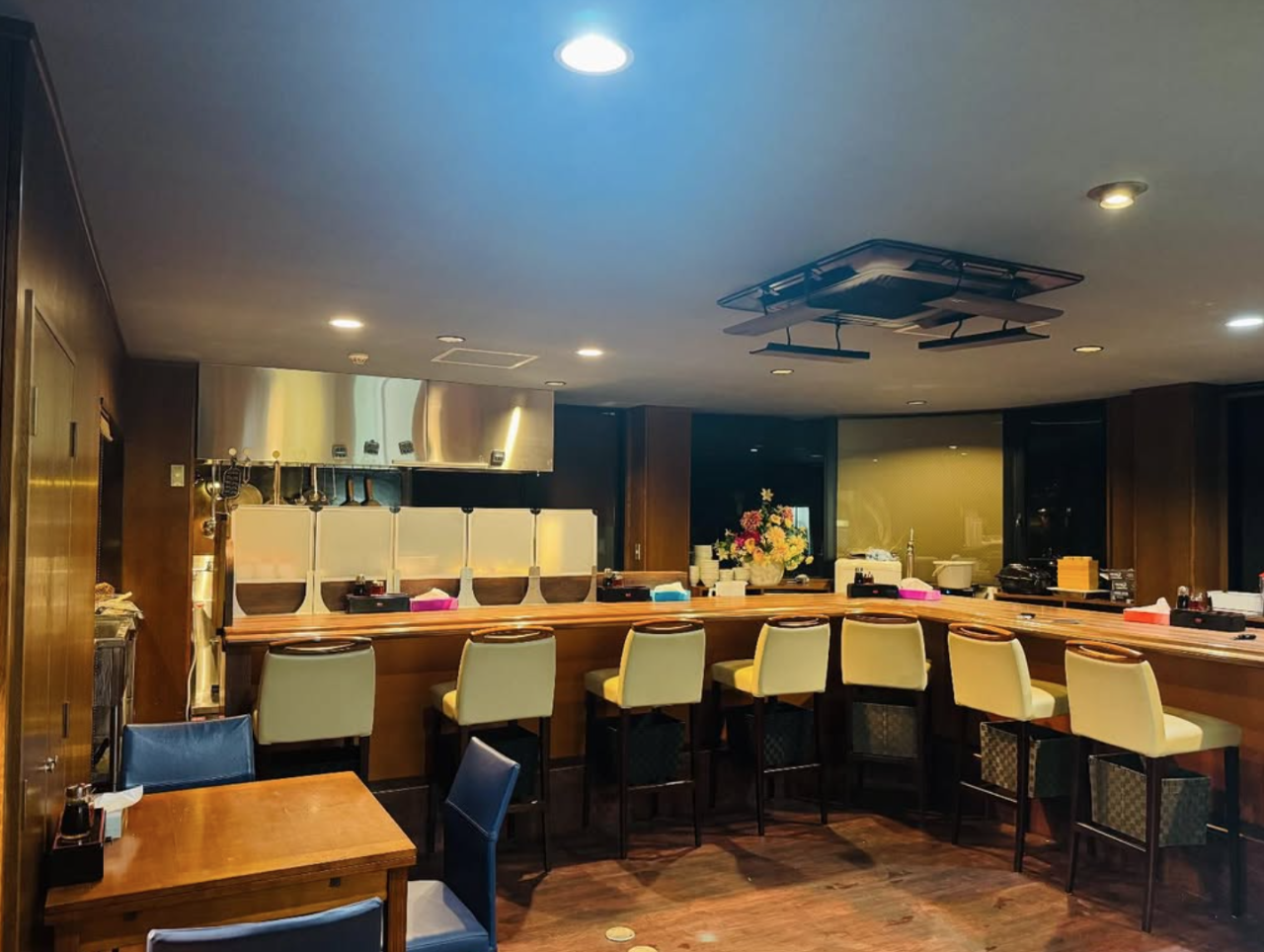 カウンター席やテーブル席が並ぶ大国麻辣湯の店内