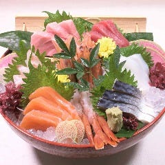 見た目のインパクト大！桶に鮮魚を盛った、お造り七種盛り