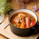 冬の温かメニュー但馬鶏と燻製ソーセージ、神戸野菜のカスレ