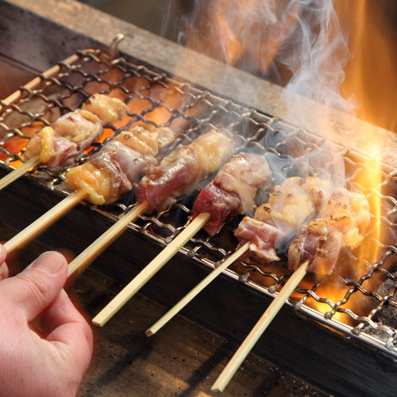 毎日店内仕込み 3時間飲み放題付 炭火焼き鳥含む全27品食べ放題コース 3480円 2480円 の詳細 炙り肉ずし 焼き鳥食べ放題 黒帯 新宿東口店 新宿 焼肉 ぐるなび
