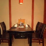 洋風のテーブルの個室