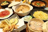 旬の食材を厳選し、ジャンルを問わずに揃えた日替わりの一品料理