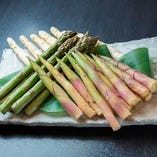 写真は笹竹・アスパラ（緑・白）。
季節に合った旬の野菜をそろえています。