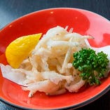 生でも食せる新鮮な白魚を使っています。
塩加減もよく衣の軽さと白魚のぷりぷりした食感が
ビールとの相性抜群です。