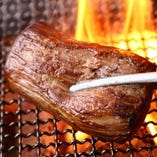 豪快な塊焼きで、肉の旨味を逃がさず閉じ込めてお届けします。