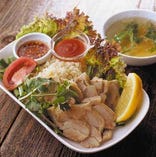 夜は様々なベトナム料理、ランチは麺料理のセットを中心に