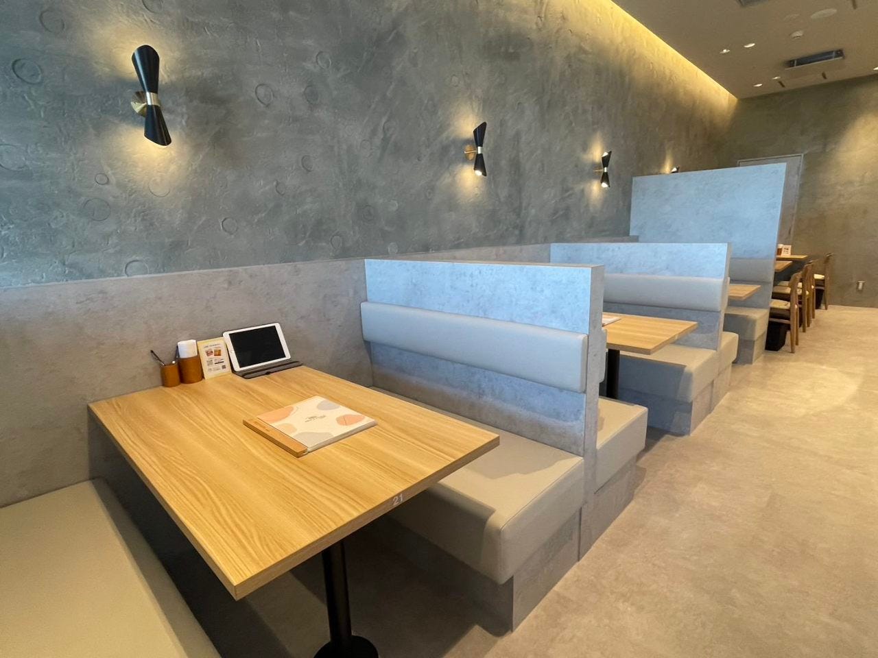 コンクリート調の壁がおしゃれなボックス席