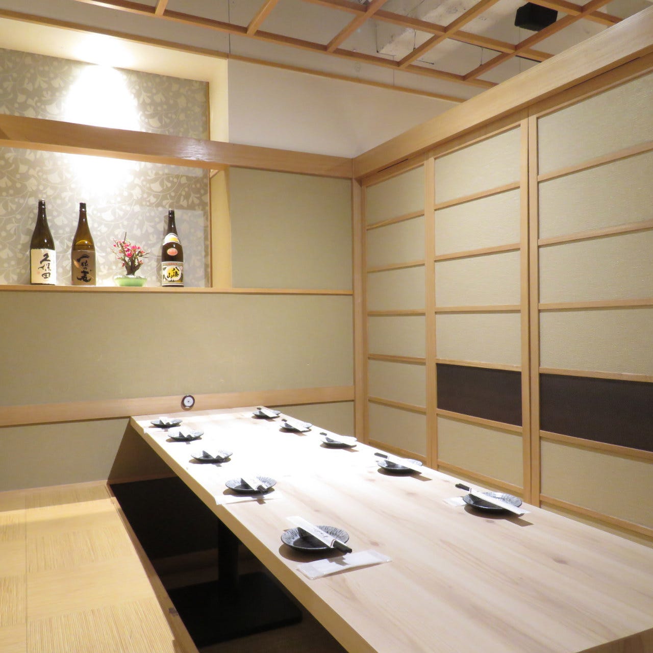 個室居酒屋 鮪と旨い釜飯 吟楽 有楽町駅前店の外観・店内の写真
