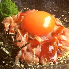 朝〆鶏のモモを使用した『鶏モモユッケ』は大好評！