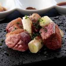 ジューシーな溶岩焼きや鶏料理