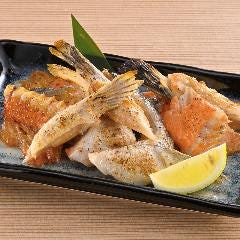 香ばしく焼けた皮と、脂の甘み！『サーモンのあら焼』