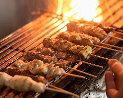 炭火でじっくり焼き上げていきます。