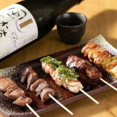 新鮮な朝引き地鶏を使った炭火焼き鳥やお造りを堪能