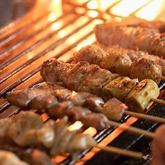 新鮮な朝引き地鶏を使った炭火焼き鳥やお造りを堪能◎