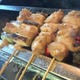 鳥取県大山鶏の生肉を備長炭で焼く