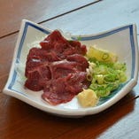 新鮮だから自信をもってご提供。「馬刺し」880円（税別）