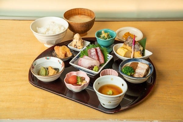 魚の西京焼きや鮮魚のお造りなどがのった「10種の京のおばんざい御膳」