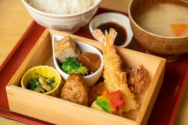 海老フライや和のおかずが入ったお子様御膳