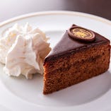 【デザート】当店自慢のチョコレートケーキ『ザッハトルテ』