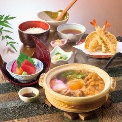 名古屋名物味噌煮込みうどんに天ぷらと刺身を添えた贅沢和膳