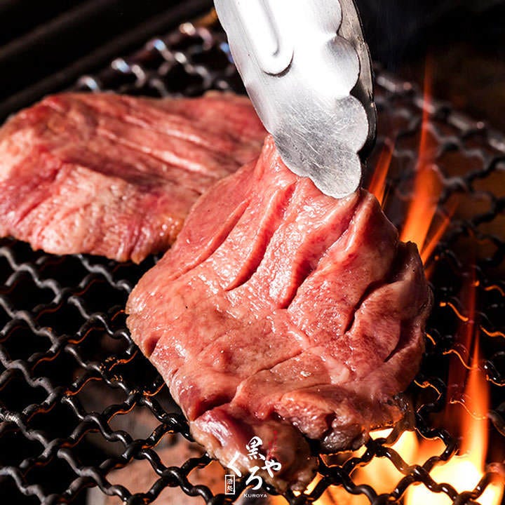 焼き網で牛たんを焼いている様子