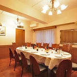 【2階ルームD】オーバル型のテーブルが印象的な格調高い空間|2～着席24/立食24名様