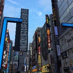 『ドン・キホーテ』がを目印に左に曲がります
歌舞伎町セントラルロードを直進