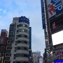 歌舞伎町セントラルロード突き当りを右に曲がります
『ロボットレストラン』つき当たりを左に曲がります