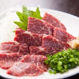 ≪馬刺し≫
鮮度抜群！
馬肉は他のお肉と比べて低カロリーで栄養素が豊富です。