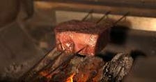 特製炉釜で焼き上げる炭火焼の神戸牛