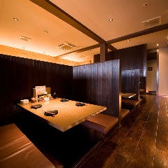テーブル席は広々として、ゆったりできます。