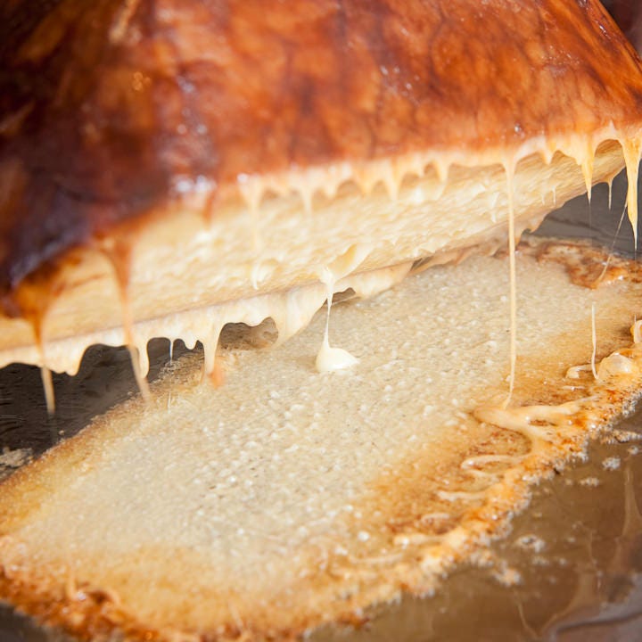 手作りチーズは鉄板焼で豪快に焼き上げる人気の一品もぜひ